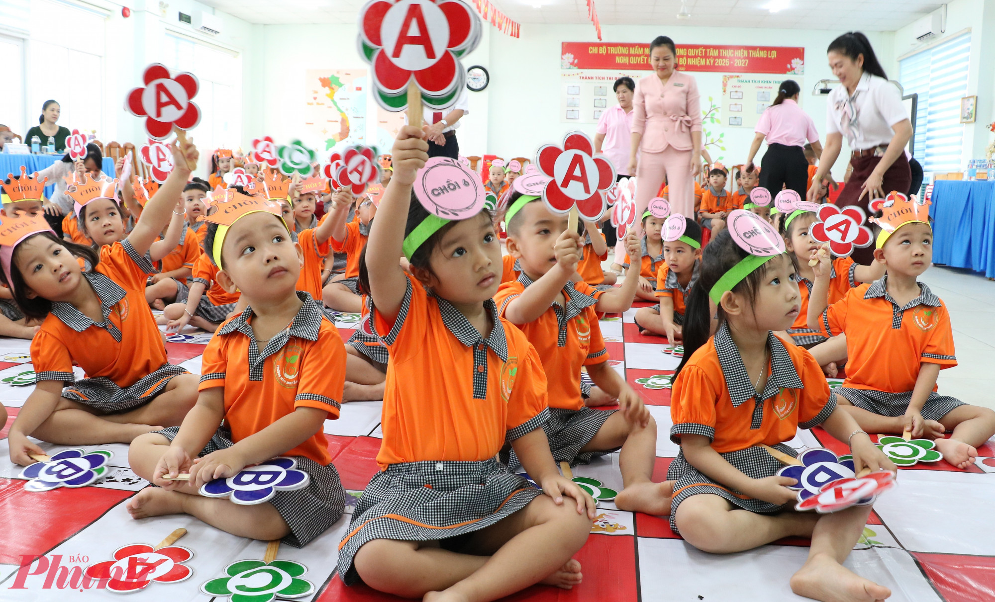 Tại khu vực Ring the golden bell! (Rung chuông vàng), trẻ lắng nghe, xem câu hỏi tiếng Anh trên màn hình và trả lời bằng cách giơ đáp án