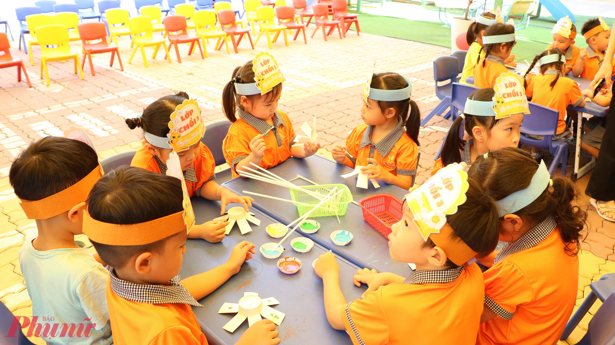 Pinwheel Park (Công viên chong chóng). Học sinh chế tạo chong chóng màu sắc bằng ly, tăm bông, ống hút, bút màu.