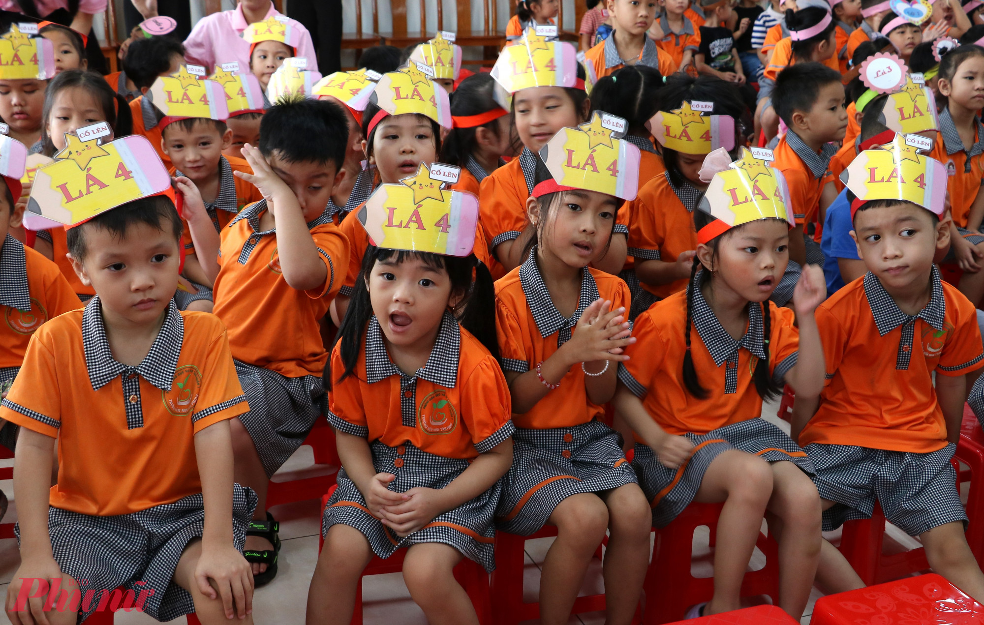 Hòa nhịp cùng đội văn nghệ trên sân khấu 