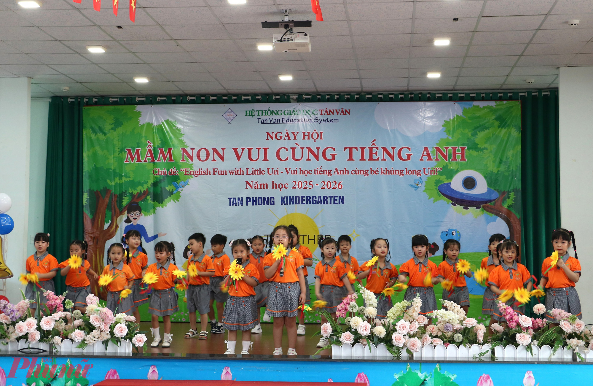 Học sinh lớp Lá mở màn cho ngày hội với tiết mục hát, múa You are my sunshine