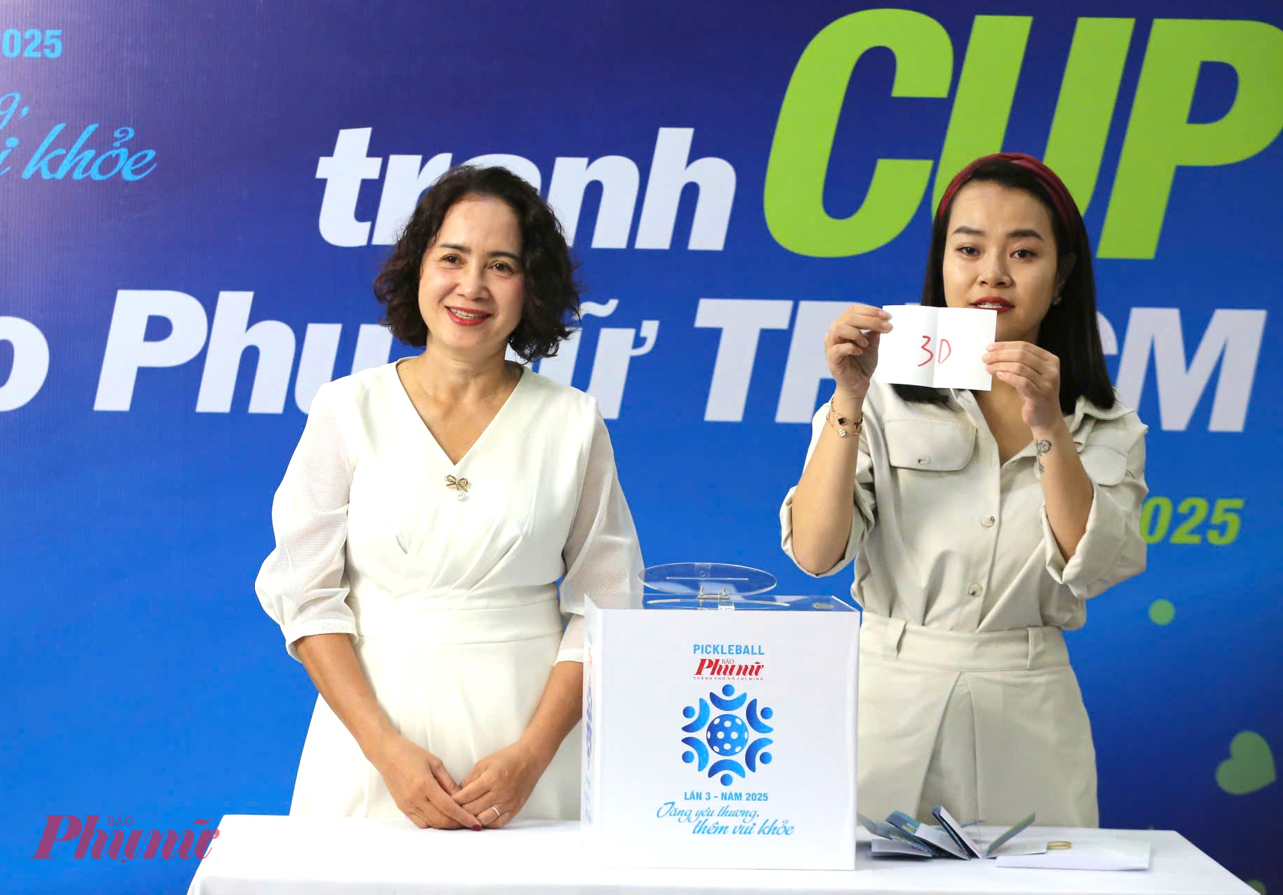 VĐV Vũ Thị Liên và Đinh Phương Thảo bốc thăm nội dung đôi nữ CBCNVC 4.5 và nội dung đôi vợ chồng dưới 45