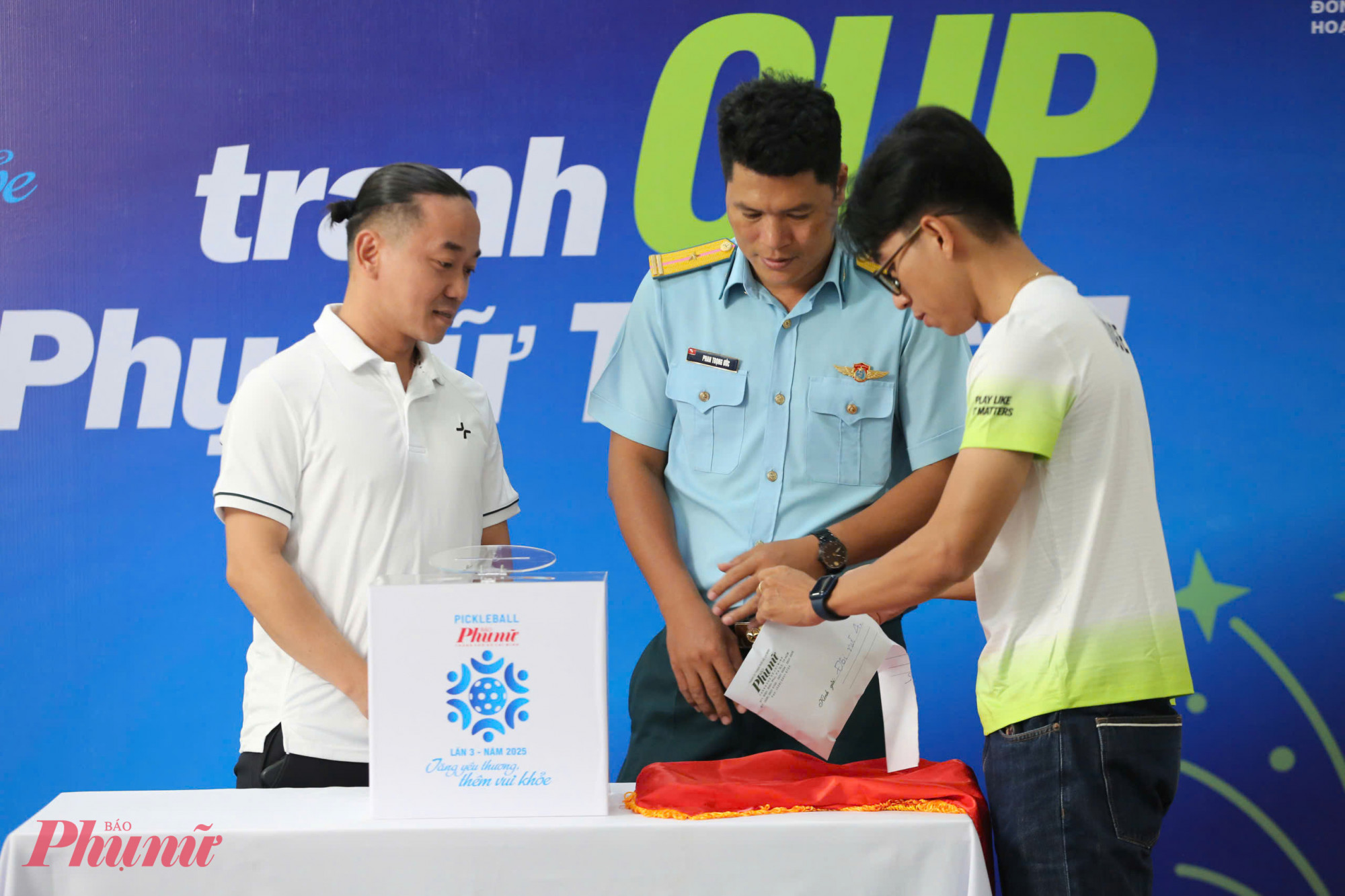 Huấn luyện viên Tony Lê và VĐV Phan Trọng Ước bốc thăm nội dung nữ 4.5