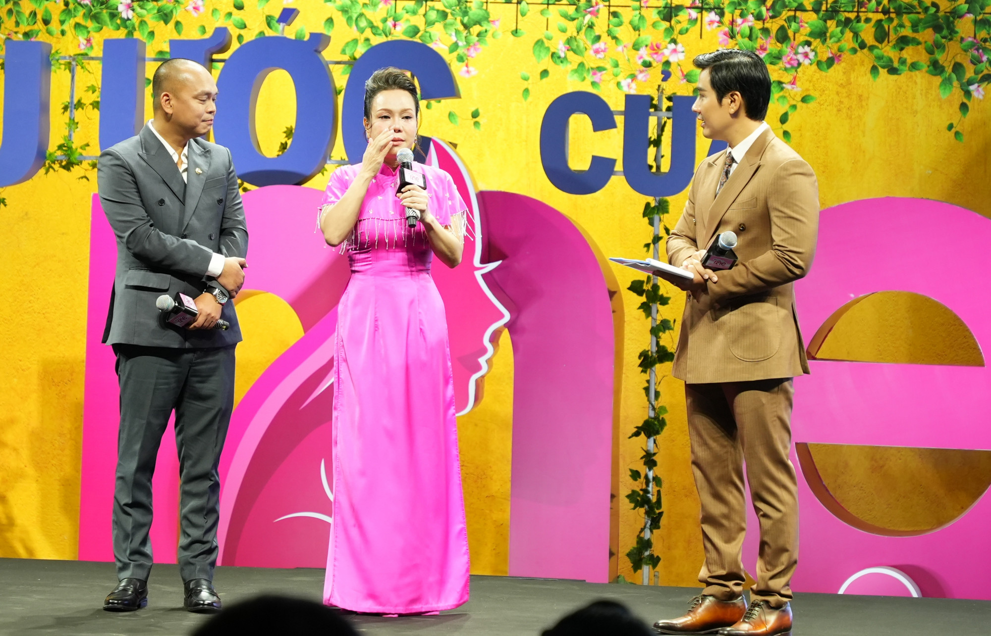 Việt Hương xúc động khi kể về những hoàn cảnh khó khăn cô tiếp xúc khi thực hiện chương trình.