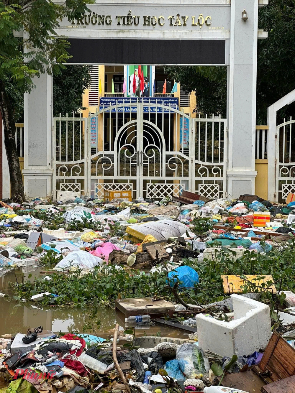 Sau trận lũ đặc biệt lớn vừa qua, nhiều tuyến phố, khu dân cư, trụ sở cơ quan, xóm làng ở thành phố Huế ngổn ngang bùn đất, rác thải. 