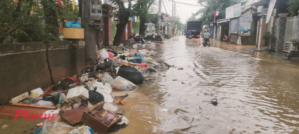 Sau hai đợt lũ đặc biệt lớn liên tiếp xảy ra vào những ngày cuối tháng 10, đến chiều 4/11 nhiều tuyến đường tại TP Huế vẫn còn ngổn ngang bùn đất, rác thải và cây cối bị cuốn trôi, gây cản trở giao thông và ảnh hưởng đến sinh hoạt của người dân.