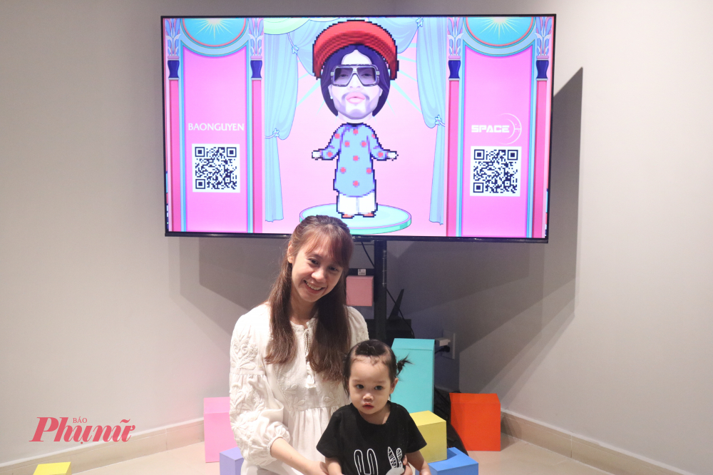 Một hình thức tương tác mới thông qua mã QR tại triển lãm thu hút cả người lớn và trẻ nhỏ - Ảnh: Phương Nhã