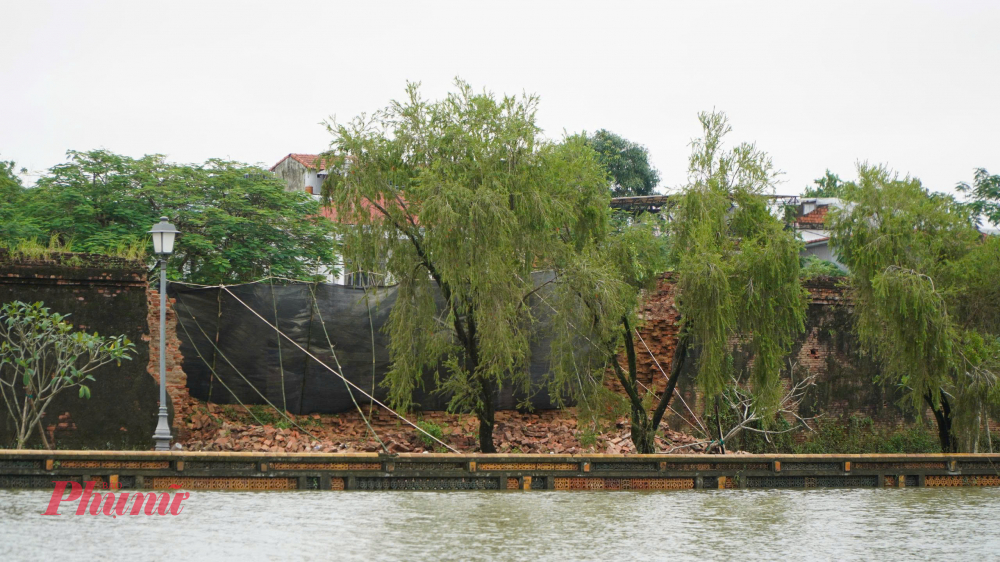 Trung tâm Bảo tồn Di tích Cố đô Huế đã khẩn trương báo cáo UBND TP Huế về sự cố xảy ra do thiên tai, trong đó đề xuất UBND chỉ đạo các cơ quan liên quan thực hiện ngay công tác khảo sát, đánh giá, đề xuất giải pháp khắc phục cũng như các bước xử lý khác theo đúng quy định. Trong thời gian tới Trung tâm sẽ tiếp tục phối hợp chặt chẽ với các cơ quan chức năng để sớm khắc phục khẩn cấp sự cố, đồng thời nghiên cứu, đề xuất các giải pháp lâu dài nhằm đảm bảo sự bền vững, cũng như bảo toàn các giá trị của hệ thống Quần thể di tích Cố đô Huế nói chung.