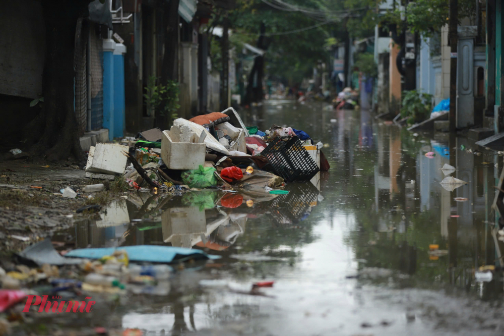Anh Lê Nhật Tường, dân quân phường Thuận Hóa, thành phố Huế, cho biết: “Mưa lũ vừa rút là chúng tôi cùng nhau ra quân dọn dẹp ngay. Thấy bà con ai cũng hăng hái, mệt nhưng vui vì góp phần sớm làm sạch lại phố phường. Lực lượng dân quân chúng tôi đã làm mấy ngày nay, cố gắng tập trung lực lượng làm sạch các tuyến đường trong phường, đặc biệt đẩy nhanh tiến độ trong hai ngày cuối tuần để sang tuần đường sá thông thoáng, người dân thuận tiện đi làm