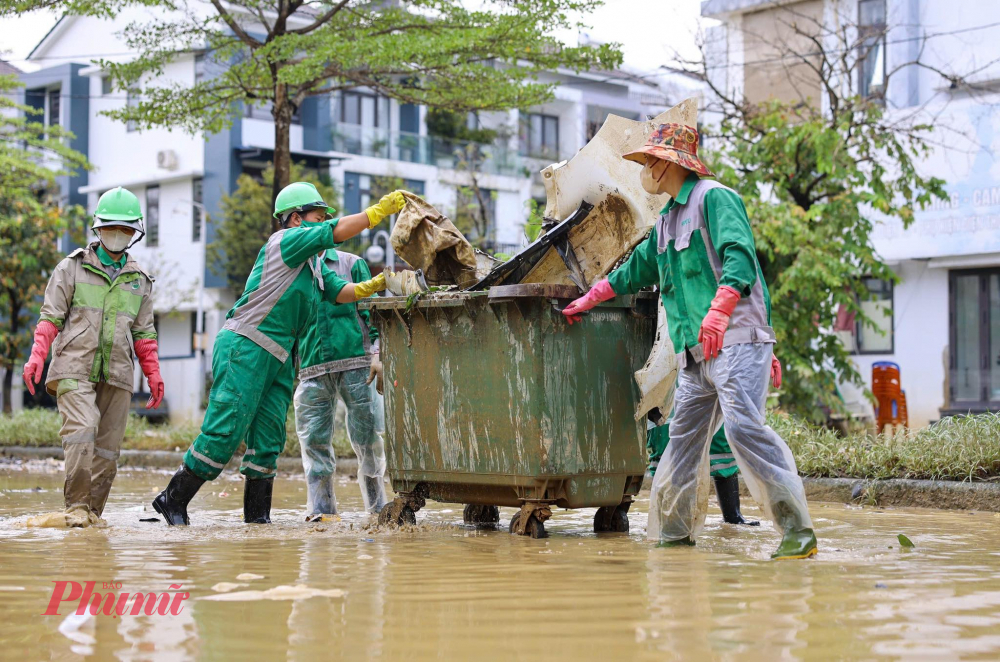 Ngay sau kCông ty Cổ phần Môi trường và công trình Đô thị Huế (HEPCO) bố trí nhân lực và phương tiện thiết bị ra quân vệ sinh môi trường với phương châm “Nước rút đến đâu, vệ sinh đến đó, ưu tiên triển khai vệ sinh tại khu vực trung tâm, trường học, chợ, cơ quan công sở và các tuyến đường du lịch, đảm bảo an toàn giao thông và cảnh quan đô thị.
