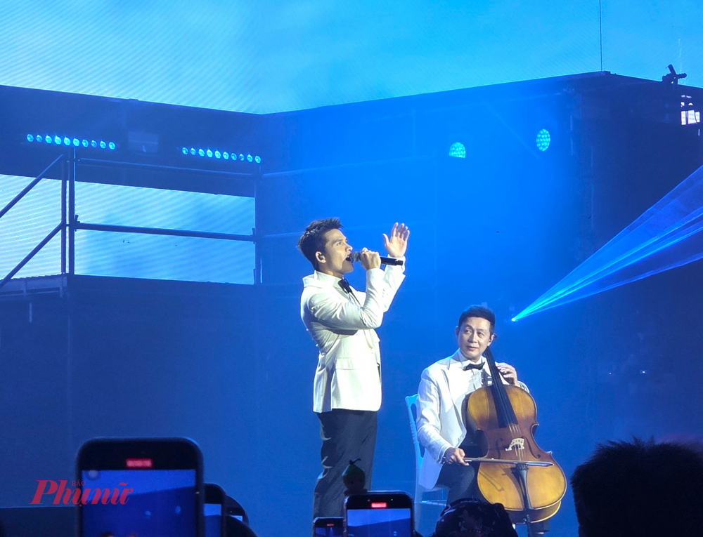 Ca sĩ Quốc Thiên và MC Anh Tuấn - được xem là anh tài thứ 34 thể hiện ca khúc Tự nguyện truyền tải thông điệp của đêm nhạc Tôi! Người Việt Nam.