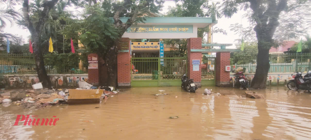 Do đó việc dọn vệ sinh đang còn nhiều khó khăn, tinh thần các thầy cô là nước xuống ngang đâu dọn lụt ngang đó