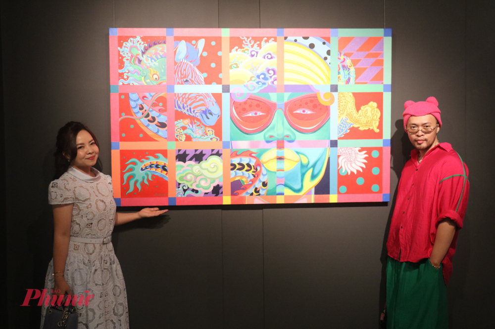 Nhà thiết kế Trisa Võ chụp ảnh lưu niệm cùng họa sĩ Bảo Nguyễn - Ảnh: Phương Nhã