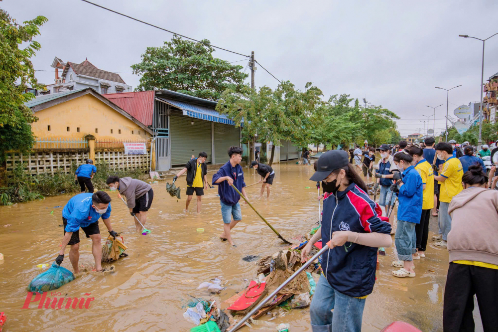 Từ sáng sớm, từng nhóm bộ đội, công an, đoàn viên thanh niên mang theo cuốc, xẻng, máy bơm,… đến khắp các phường bị ngập sâu. Họ san bùn, thu gom rác trên đường phố, rửa sạch sân vườn, đồ dùng sinh hoạt… Tiếng máy bơm xen lẫn tiếng cuốc xẻng tạo nên không khí khẩn trương, ấm áp tình người sau lũ.