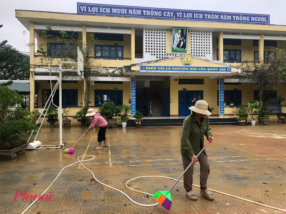 Truóc đó Sau khi lũ rút vào ngày 30/10, toàn ngành Giáo dục và Đào tạo (GD&ĐT) TP. Huế đã khẩn trương triển khai ngay các hoạt động tổng vệ sinh, khắc phục hậu quả với phương châm “nước xuống đến đâu, bùn theo xuống đó” nhằm sớm ổn định điều kiện dạy và học. 