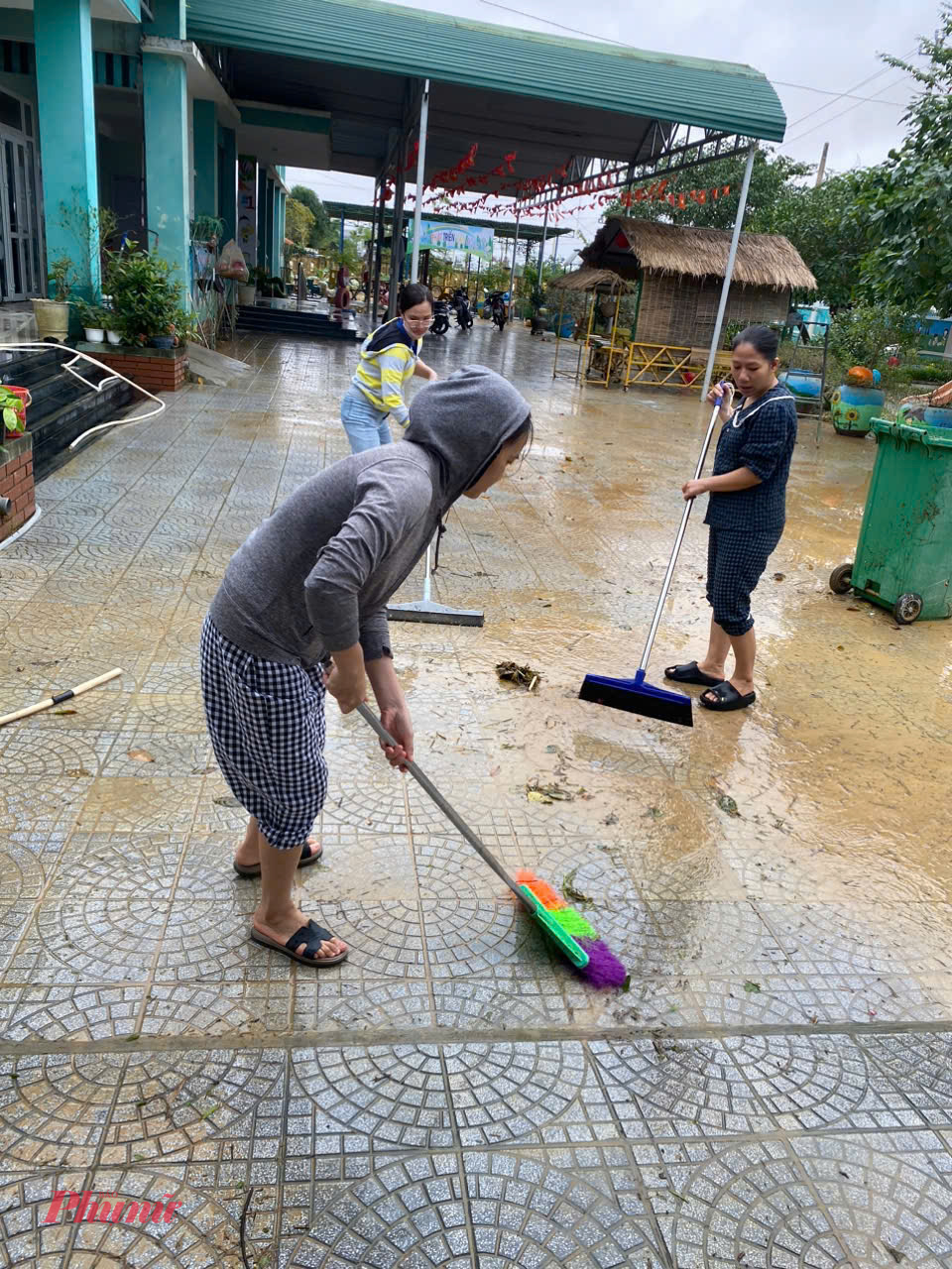 Nhiều trường học cơ bản đã vệ sinh xong, tiến hành phun khử khuẩn, tiêu độc, khử trùng, ngăn ngừa nguy cơ bùng phát dịch bệnh sau lũ, sẵn sàng đón học sinh trở lại trường vào ngày 3/11. Thế nhưng, đợt mưa lũ thứ ba xảy ra vào ngày 2/11 đã khiến không ít trường học bị ngập trở lại, phải bắt đầu một đợt tổng vệ sinh mới.