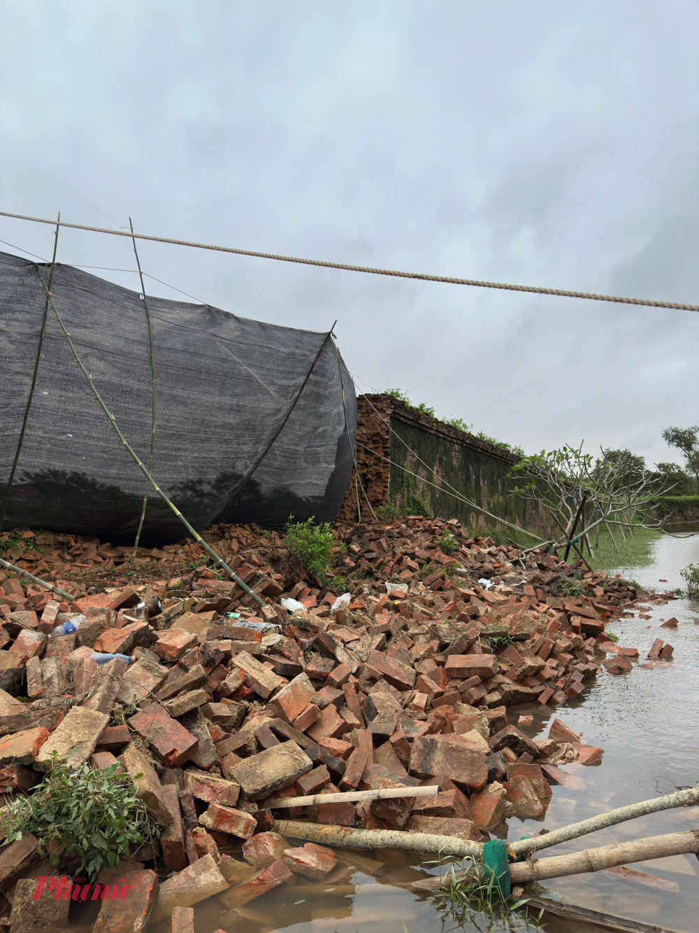 Thực tế tại hiện trường, Các lối đi ở khu vực này cũng đã được Trung tâm Bảo tồn Di tích Cố đô Huế rào chắn để đảm bảo an toàn cho người dân, du khách và di tích. Đoạn tường này dài 15m, cách cổng Hòa bình chừng hơn 50m.