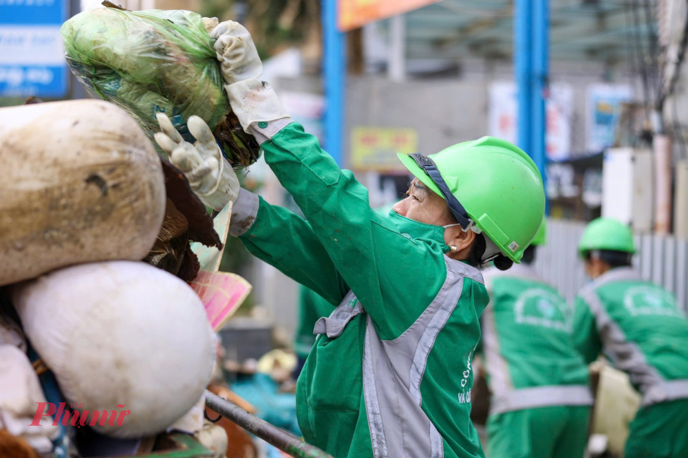 Với tinh thần làm việc khẩn trương, dứt điểm từng khu vực, làm đến đâu – sạch đến đó, đảm bảo an toàn lao động, chia ca linh hoạt để giữ sức cho người lao động và tăng cường phương tiện đẩy nhanh tiến độ. HEPCO đồng thời kêu gọi người dân cùng chung tay, không thả rác theo dòng nước, buộc kín và tập kết gọn gàng để công tác thu gom được thuận lợi, an toàn.