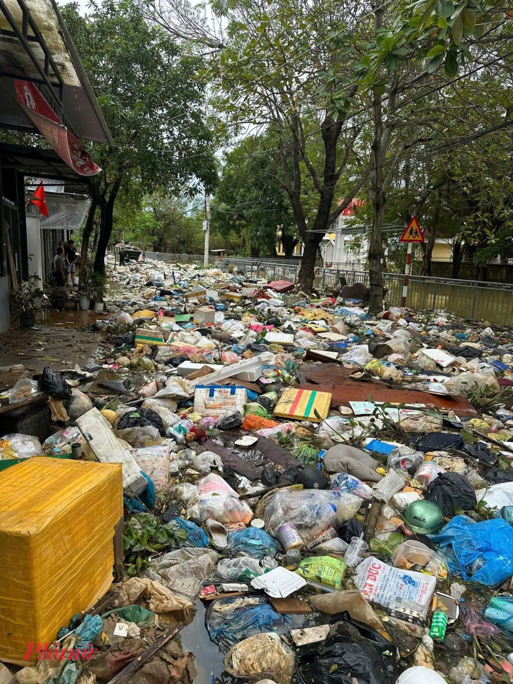 Bà Hồng Nguyên Phương người dân phường Vỹ Dạ cho biết, nước mới rút hôm qua, sáng nay cả nhà phải dậy sớm xúc bùn. Đường thì trơn trượt, xe rác chưa đến kịp, rác ngập kín cả đầu ngõ. Dù vất vả nhưng ai cũng cố gắng dọn để sớm trở lại cuộc sống bình thường.“Chúng tôi đã kiệt sức vì dọn nhà, dọn bùn non trước và sau lũ”. Bà Phương mệt mỏi nói
