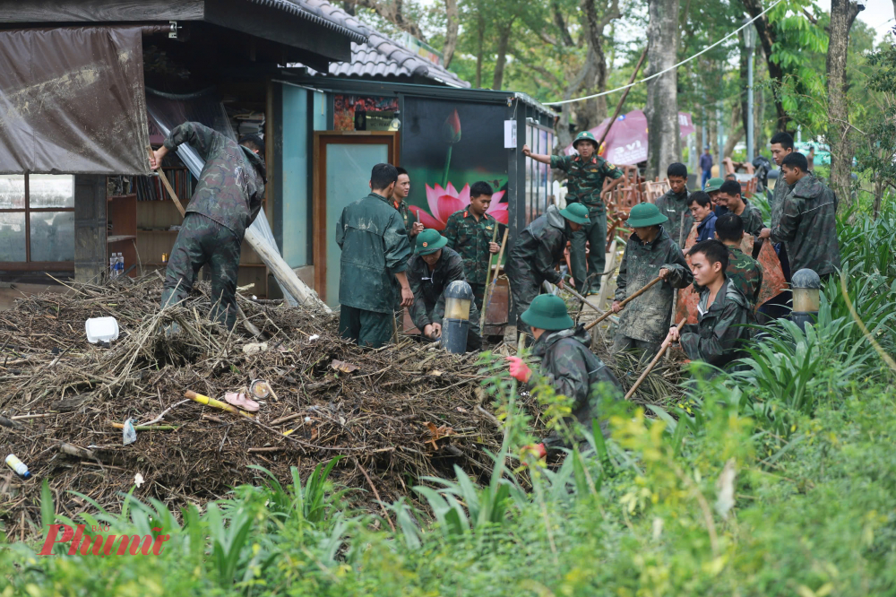 Anh Lê Nhật Tường, dân quân phường Thuận Hóa, thành phố Huế, cho biết: “Mưa lũ vừa rút là chúng tôi cùng nhau ra quân dọn dẹp ngay. Thấy bà con ai cũng hăng hái, mệt nhưng vui vì góp phần sớm làm sạch lại phố phường. Lực lượng dân quân chúng tôi đã làm mấy ngày nay, cố gắng tập trung lực lượng làm sạch các tuyến đường trong phường, đặc biệt đẩy nhanh tiến độ trong hai ngày cuối tuần để sang tuần đường sá thông thoáng, người dân thuận tiện đi làm