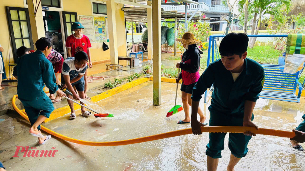 Tại trường Mầm non Phú Dương phường Dương Nỗ, Đây là lần thứ 4 giáo viên, nhân viên nhà trường dọn lũ trong những ngày qua. 