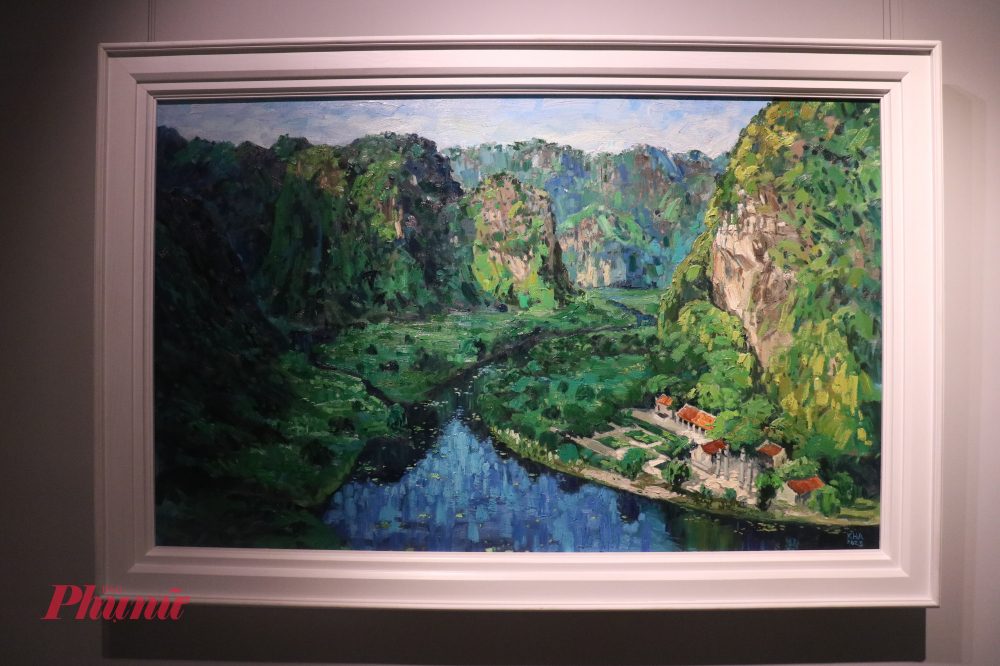 Tác phẩm sơn dầu “Núi đá Hoa Lư” của họa sĩ Hoàng Kha - Ảnh: Phương Nhã