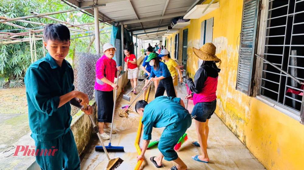 . Ở vùng thấp trũng, nhà trường luôn chủ động ứng phó mỗi mùa mưa bão nên trong trận lũ lớn vừa qua, thiệt hại của trường không quá lớn