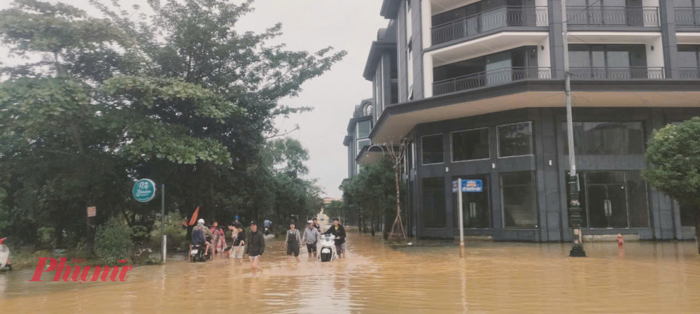 Tại trung tâm TP Huế, Sáng 4/ 4 ghi nhận của phóng viên nhiều khu vực tại TP Huế đưỡng vẫn còn nhập sâu, ngay cả khu trung tâm TP Huế như Khu An Cựu City, đường Âu Lạc vẫn còn ngập nức hơn 0.6m.  