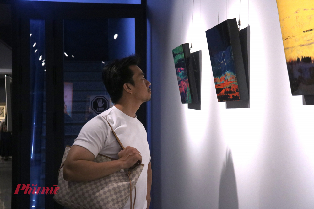 Người xem thưởng thức các tác phẩm sơn mài của họa sĩ Long Trần - Ảnh: Phương Nhã