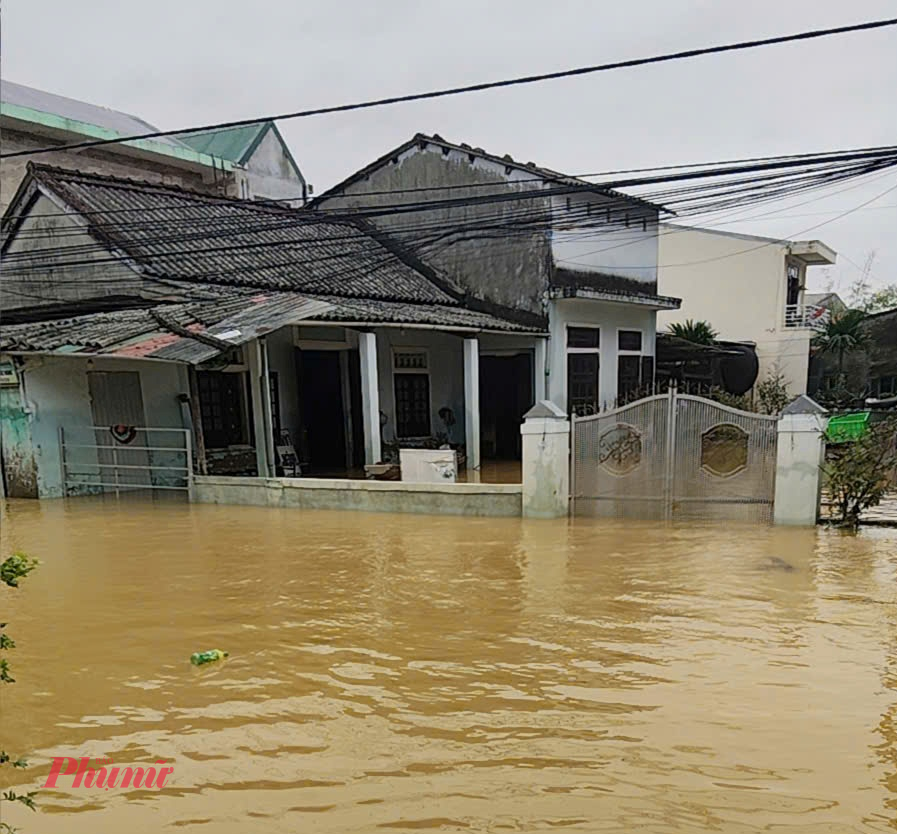 Đang vật lộn trong lũ dữ, Huế vừa phải khẩn trương lên phương án ứng phó bão Kalmaegi đang tiến vào đất liền, kích hoạt toàn bộ phương án phòng, chống thiên tai, kêu gọi tất cả tàu thuyền về nơi trú ẩn an toàn và đặt lực lượng túc trực 24/24h tại các điểm xung yếu.