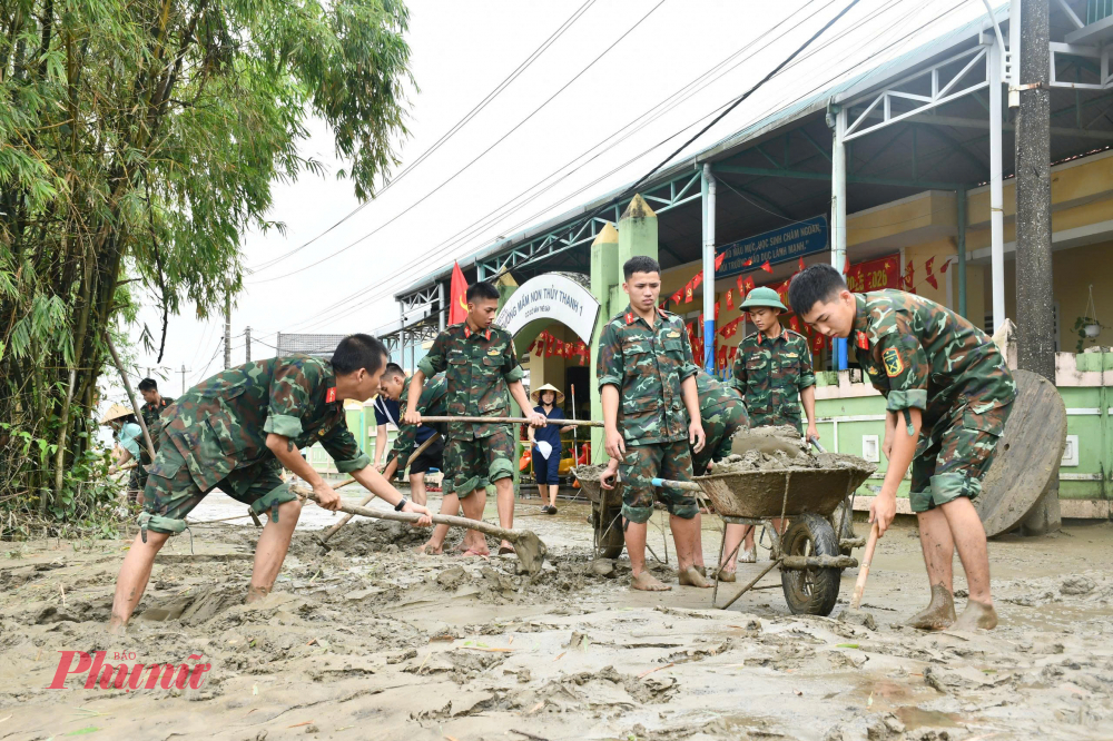 Theo ghi nhận, các lực lượng Công an, Quân đội, Công ty cổ phần Môi trường và Công trình Đô thị Huế cùng người dân đang khẩn trương ra quân thu gom rác, xúc bùn, rửa đường và khử khuẩn tại các khu vực ngập nặng. Hàng trăm cán bộ, công nhân được huy động làm việc liên tục từ sáng sớm đến chiều tối.
