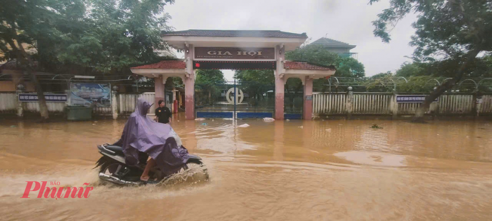 Trong chiều 4/11 nhiều trường nằm ở vùng thấp trũng của TP Huế đang còn ngập lụt từ 0,3 đến 0,5m