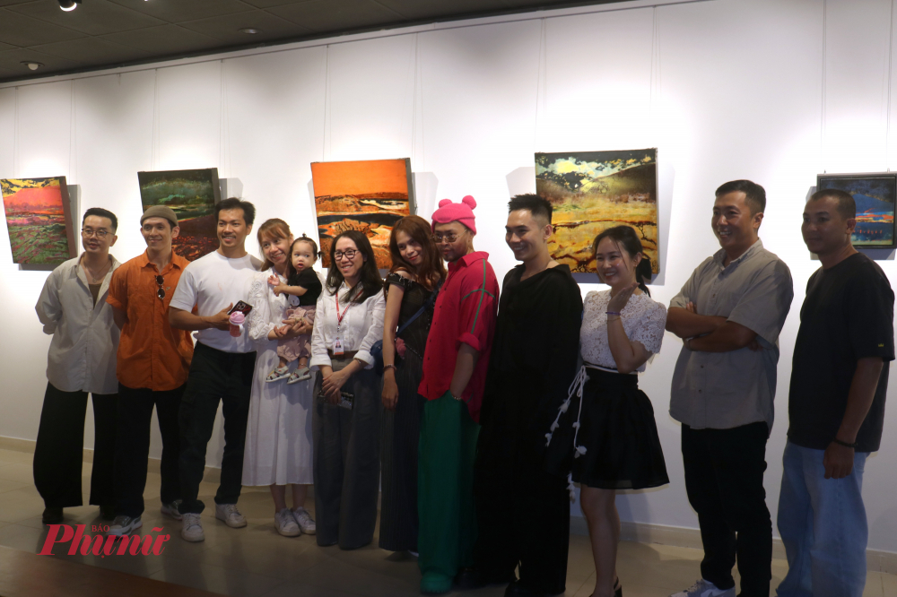 Các họa sĩ trẻ tại buổi triển lãm cùng người thân và bạn bè - Ảnh: Phương Nhã