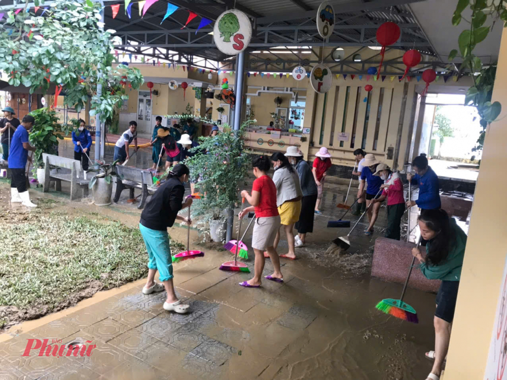 Ngày 4/11 Sáng 4/11, Trường Tiểu học Quang Trung (phường Thuận Hóa) triển khai dọn dẹp vệ sinh trường lớp sau khi nước lũ rút ở các phòng học.