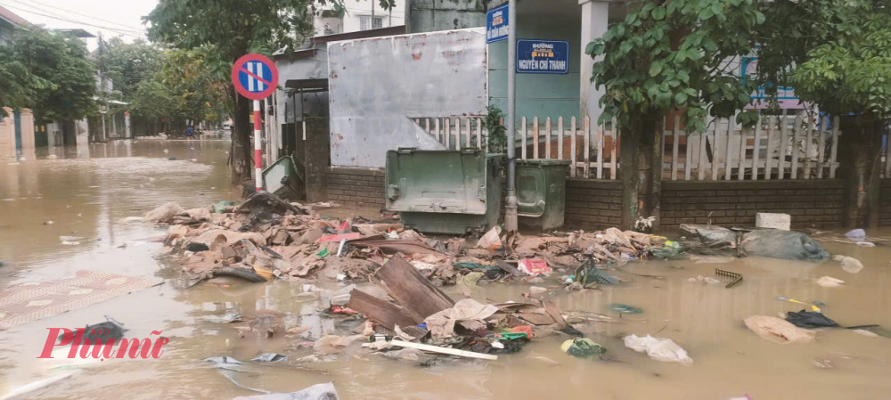 Tại các khu vực thấp trũng của phường Phú Xuân, bùn đất dày đặc phủ kín mặt đường, có nơi dày từ 10-20cm, khiến việc đi lại gặp rất nhiều khó khăn. Những chiếc xe máy, xe đạp phải dắt bộ; người dân phải lội bùn để đến chợ, đi làm hoặc dọn dẹp nhà cửa.