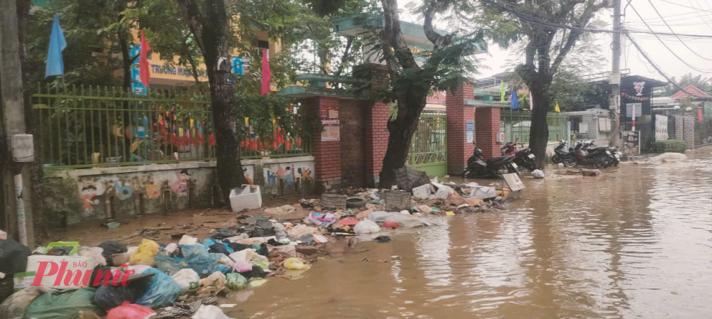 Sau hai đợt lũ đặc biệt lớn liên tiếp xảy ra vào những ngày cuối tháng 10, đến chiều 4/11 nhiều tuyến đường tại TP Huế vẫn còn ngổn ngang bùn đất, rác thải và cây cối bị cuốn trôi, gây cản trở giao thông và ảnh hưởng đến sinh hoạt của người dân.