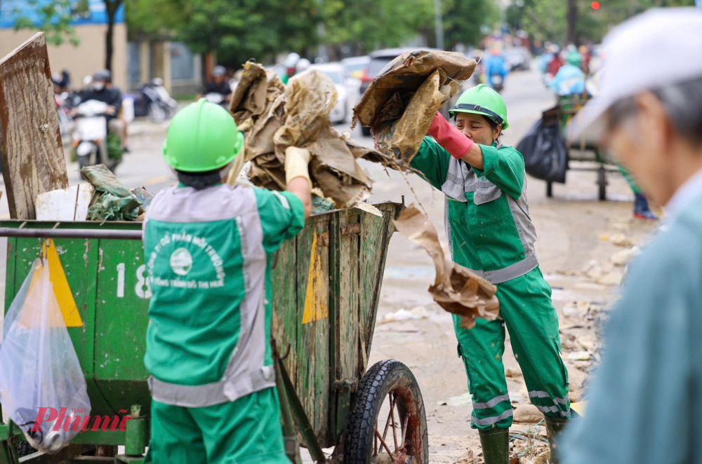Ngay sau khi nước dần rút, HEPCO bố trí nhân lực và phương tiện thiết bị ra quân vệ sinh môi trường với phương châm “Nước rút đến đâu, vệ sinh đến đó, ưu tiên triển khai vệ sinh tại khu vực trung tâm, trường học, chợ, cơ quan công sở và các tuyến đường du lịch, đảm bảo an toàn giao thông và cảnh quan đô thị.