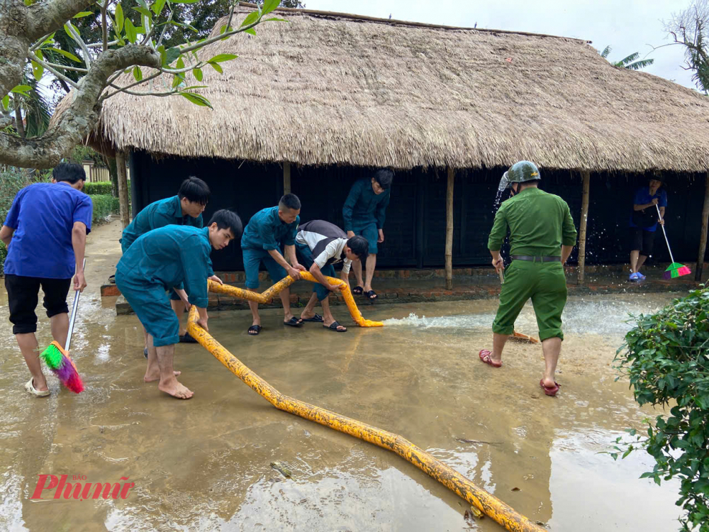 Trao đổi với báo Phụ Nữ TPHCM trong sáng nay, ông Võ Văn Thinh- Chủ tịch UBND phường Dương Nỗ cho biết, hiện nay nhiều vũng trũng trên địa bàn phường đang còn ngập lũ, ở những nơi nước đã rút phường đã huy động tổng lực lực lượng đoàn viên thanh niên, giáo viên đến trường học, Khu lưu Nhà lưu niệm Chủ tịch Hồ Chí Minh tọa lạc tại Dương Nỗ 