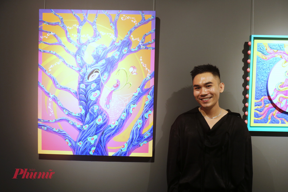 Họa sĩ Jedth Ngo bên cạnh tác phẩm “Tin tưởng” tại triển lãm “CHUNG 3+1” - Ảnh: Phương Nhã
