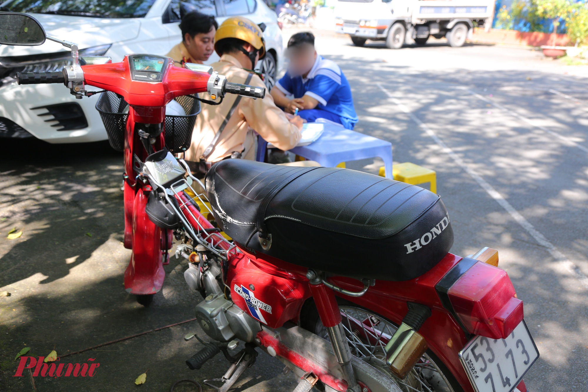 Xe máy trên 50 phân khối do học sinh điều khiển đến trường - Ảnh: TQ