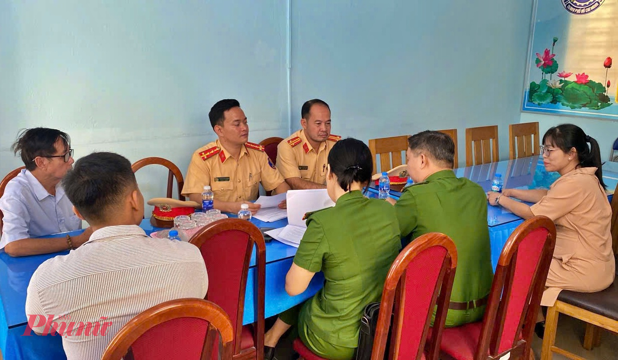 CSGT TPHCM và Công an phường làm việc với Ban giám hiệu nhà trường - Ảnh: TQ