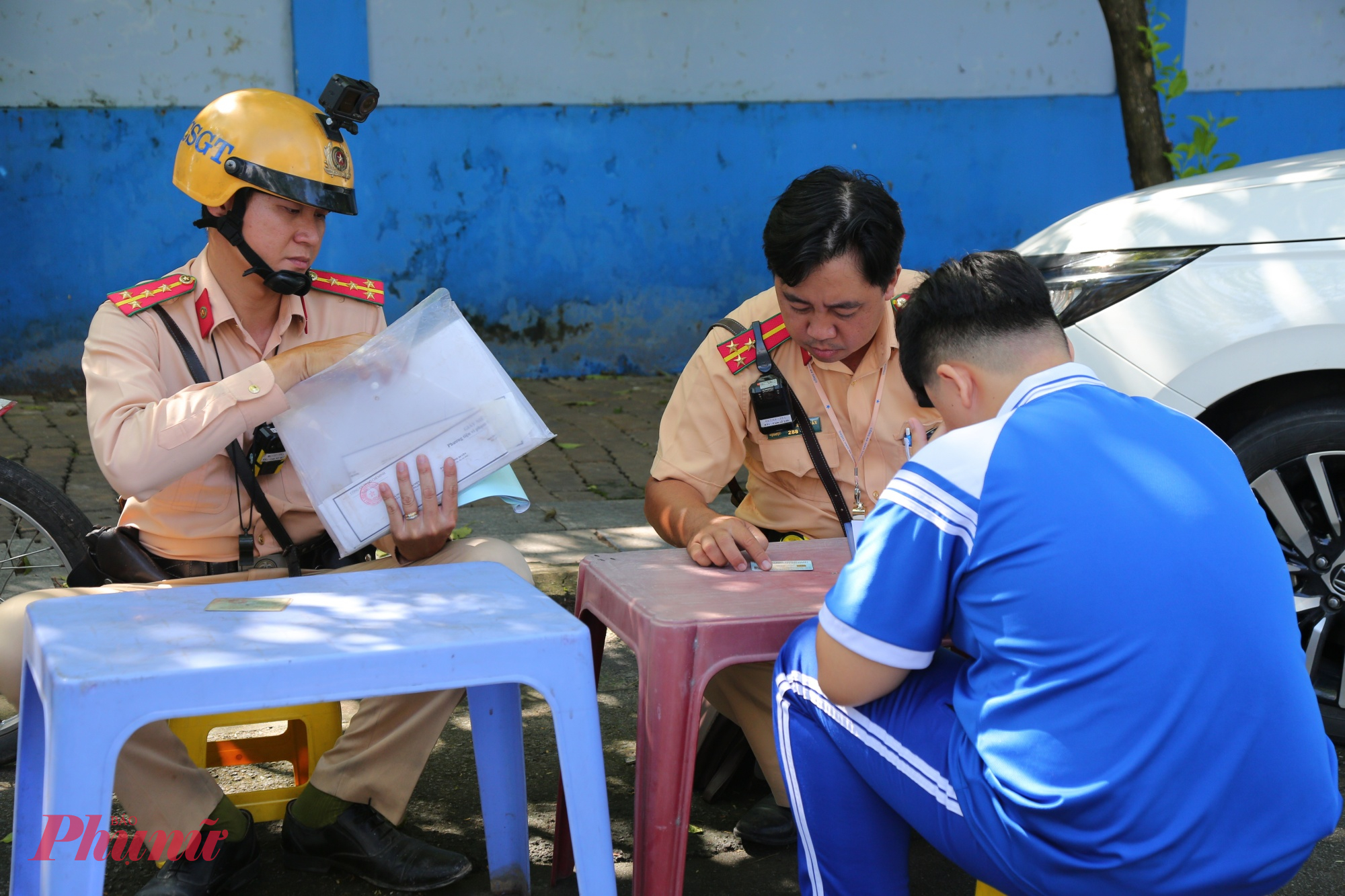 Học sinh bị CSGT lập biên bản xử phạt vì chưa 