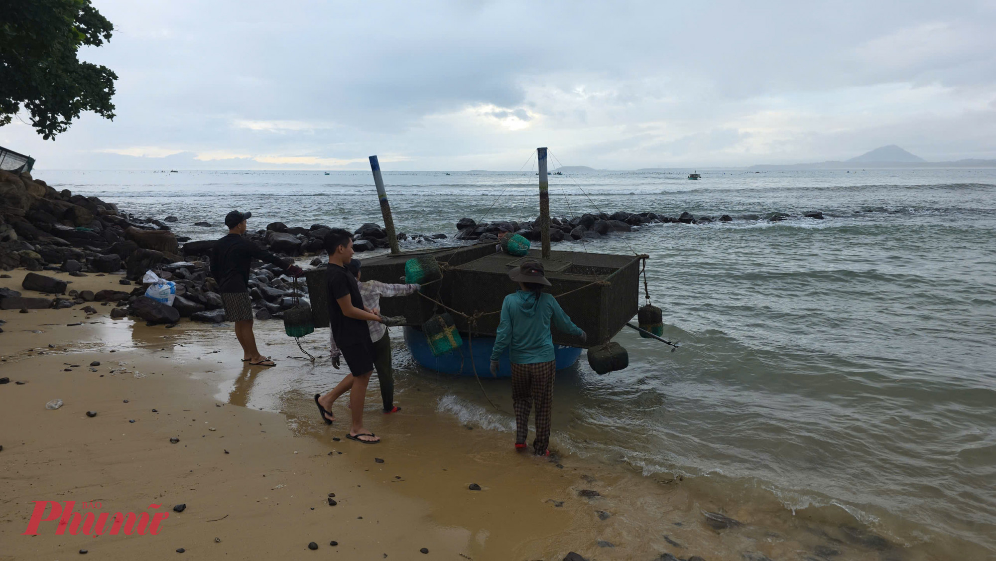 Người dân ở các địa phương vùng ven biển trên địa bàn tỉnh Đắk Lắk đang khẩn trương đưa các phương tiện đánh bắt vào bờ - Ảnh: M.N.