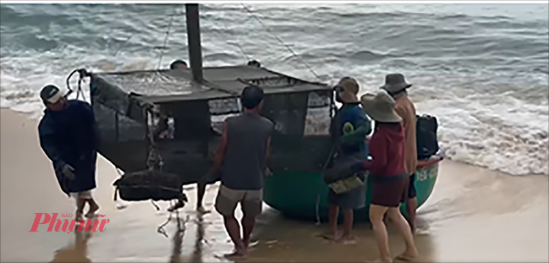 Người nuôi tôm khu vực An Hòa Hải đang duy chuyển lồng nuôi vào nơi cao để tránh bão. Ảnh: NL