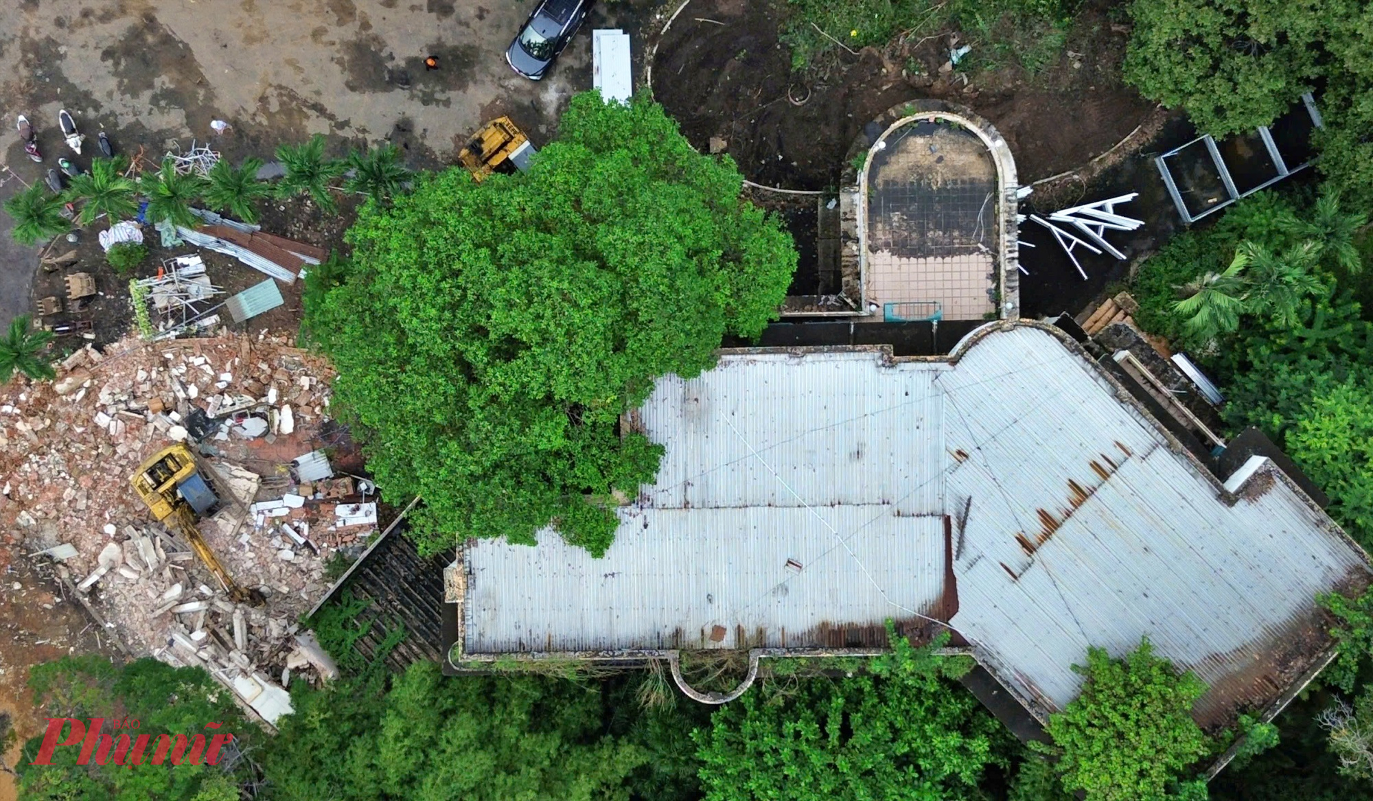 Công nhân đang thao dỡ từng căn biệt thự cũ - Ảnh: TQ