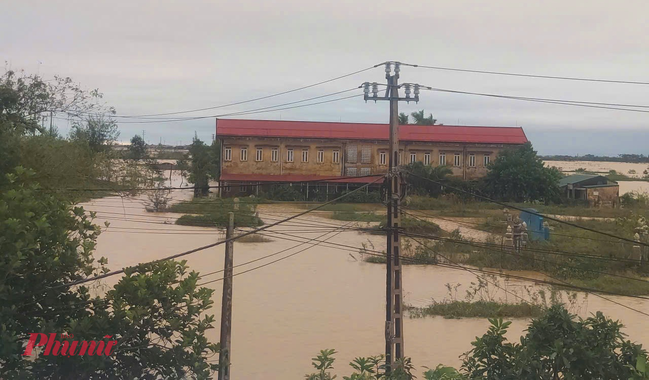 Ông Phan Thiên Định - Chủ tịch UBND TP Huế yêu cầu các cơ quan, đơn vị, địa phương theo dõi sát bản tin dự báo, cảnh báo mưa lũ, sạt lở đất và gió mạnh.  Qua đó, kịp thời triển khai biện pháp ứng phó theo phương châm 'bốn tại chỗ', không để bị động, bất ngờ.  Mục tiêu là bảo vệ an toàn tính mạng, tài sản của nhân dân và nhà nước, hạn chế thấp nhất thiệt hại khi thiên tai liên tiếp xảy ra.Chính quyền các xã, phường được yêu cầu tăng cường tuyên truyền, hướng dẫn người dân dự trữ lương thực, nước uống, sạc dự phòng, vật dụng thiết yếu và chuẩn bị phương án sơ tán an toàn.