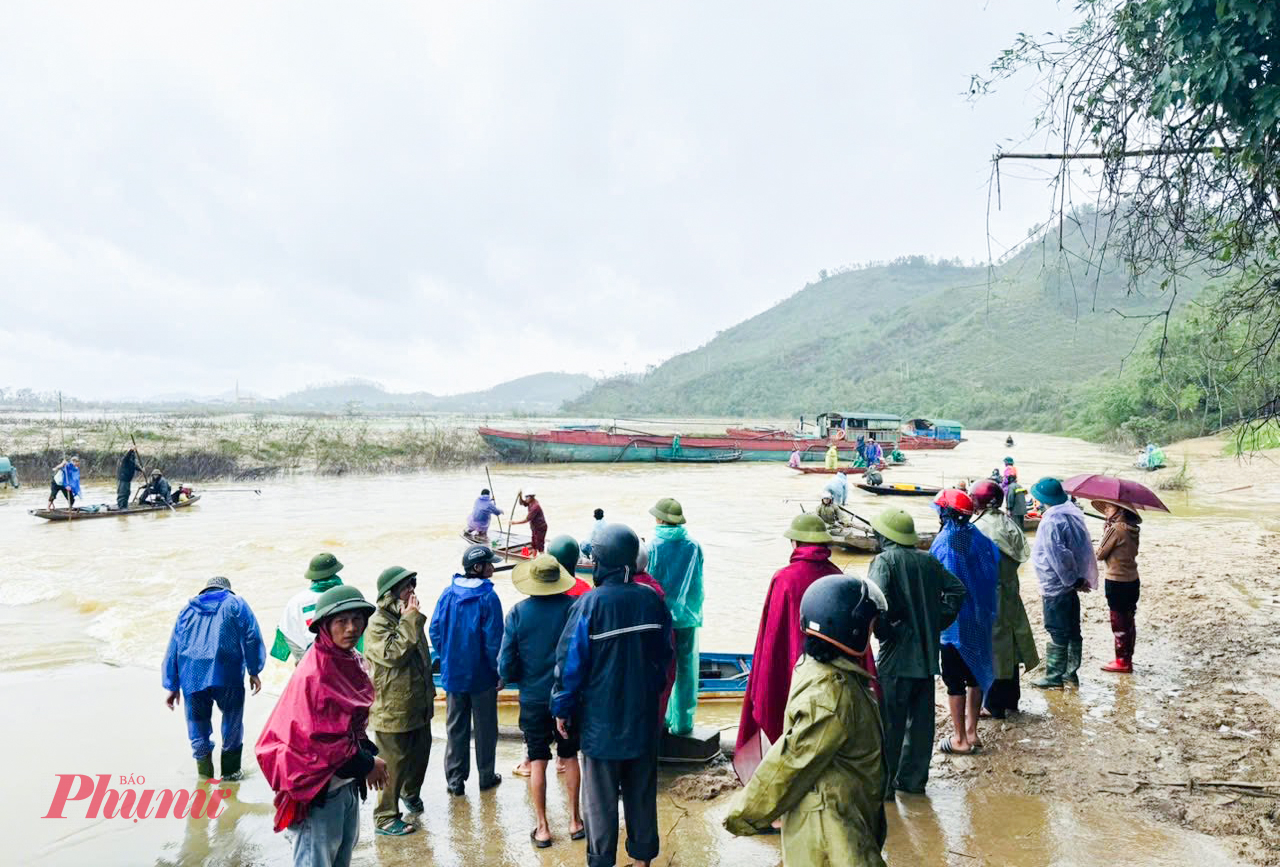 Các lực lượng chức năng cùng người dân tìm kiếm ông Hương - Ảnh: Hoàng Anh