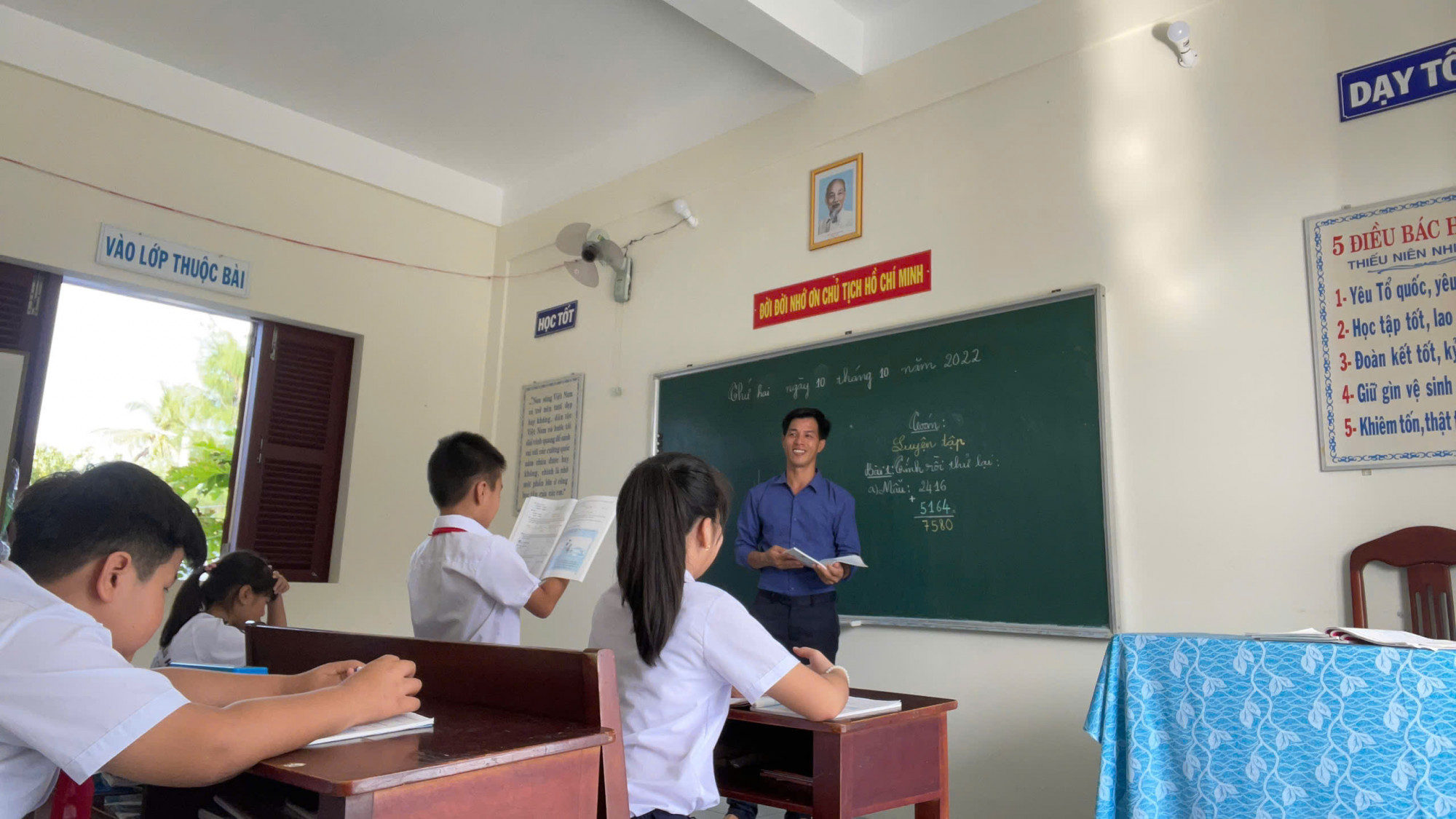 Thầy giáo Nguyễn Hữu Phú, giáo viên Trường Tiểu học Vạn Giã 2 (Khánh Hoà) - Ảnh: Nhân vật cung cấp