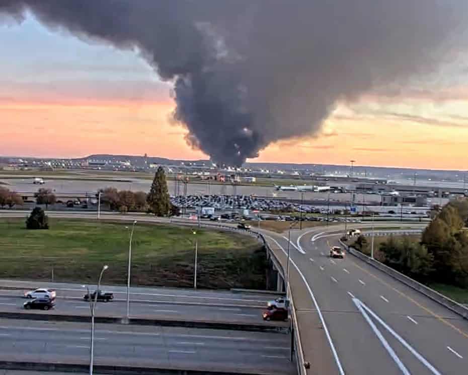Người dân nhìn thấy cột khói bốc lên dữ dội gần sân bay Louisville - Ảnh: Guardian
