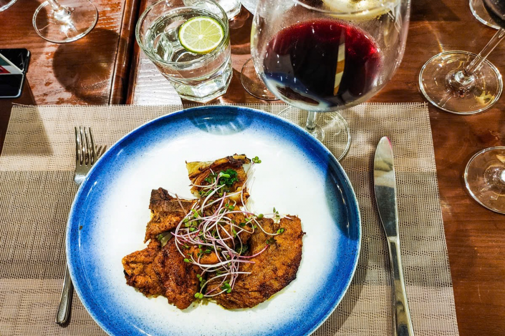 Mỗi món ăn chính, thục khách sẽ được thưởng thức với một loại rượu vang khác nhau, 