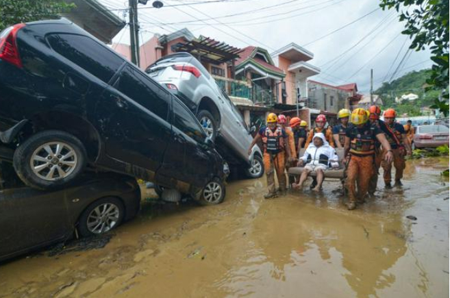 Số người chết do cơn bão Kalmaegi ở Philippines đã vượt qua 90 người vào thứ Tư khi tác động tàn phá đối với tỉnh Cebu bị ảnh hưởng nặng nề trở nên rõ ràng hơn sau trận lũ lụt tồi tệ nhất trong ký ức gần đây.  Nước lũ được mô tả là chưa từng có tiền lệ đã tràn qua các thị trấn và thành phố của tỉnh một ngày trước đó, cuốn trôi ô tô, lều ven sông và thậm chí cả các container vận chuyển khổng lồ.  Hôm thứ Tư, phát ngôn viên Cebu Rhon Ramos nói với AFP rằng 35 thi thể đã được tìm thấy từ các khu vực ngập lụt ở Liloan, một thị trấn thuộc khu vực tàu điện ngầm của thành phố Cebu.